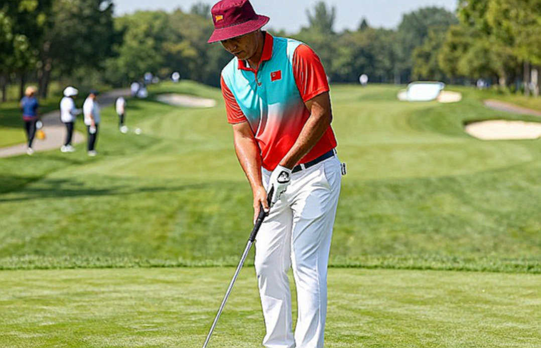 Câu chuyện cảm động Walker Cup: Cha Ian Poulter ôm con trai Luke sau chiến thắng lịch sử, hát vang tại quán rượu Ireland
