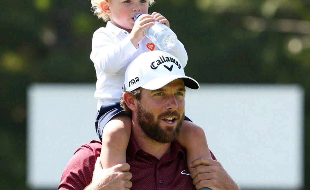 Câu chuyện cảm động Walker Cup: Cha Ian Poulter ôm con trai Luke sau chiến thắng lịch sử, hát vang tại quán rượu Ireland